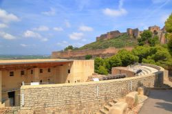Resti delle antiche costruzioni medievali del castello di Xativa, Valencia, Spagna. Adagiato lungo la parte superiore di una collina, il castello colpisce per le sue dimensioni maestose.



 ...