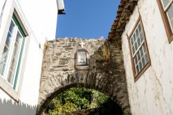 Resti di una delle tre porte del castello di Vinhais, Portogallo. All'interno della nicchia si trovano la statua di Sant'Antonio e una croce.


