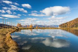 I riflessi delle nuvole in un lago delle montagne austriache a Nassfeld, Hermagor, Carinzia.

