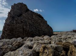 Rocce erose dal vento lungo la costa del Mediterraneo a Sciacca, Sicilia.


