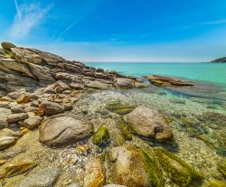 Rocce lungo la costa di Solanas, Sardegna. Le gradazioni dell'acqua vanno dal verde all'azzurro.



