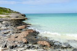 Rocce sulla costa di Cayo Guillermo a Cuba. L'isola offre anche tre magnifiche spiagge, tra cui Playa Pilar.