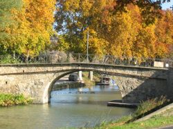 Roubia, Linguadoca-Rossiglione, con foliage autunnale (Francia).
