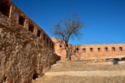 Rovine del castello di Xativa, Valencia, Spagna. Fortificazione romana e poi araba, venne successivamente ampliata e ricostruita nel XV° secolo - © ELEPHOTOS / Shutterstock.com