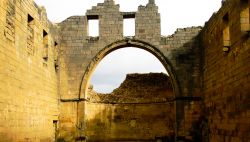 Rovine del monastero di Bahira nella città vecchia di Bosra, Siria. Questa località si trova circa 140 km a sud di Damasco nei pressi della frontiera giordana.



