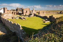 Rovine del piccolo monastero di Lindisfarne, Inghilterra. La storia di questi luoghi è stata legata a lungo a quella dell'abbazia fondata da Sant'Aidano nel 635.


