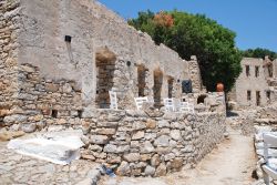 Le rovine del villaggio abbandonato di Mikro Chorio sull'isola greca di Tilos. Negli anni '50, le circa 200 case di questo borgo a 3 km dal mare vennero abbandonate. Illuminate di sera ...