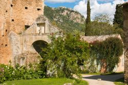 Rovine storiche al giardino della Ninfa di Sermoneta, Lazio. Qui si trova uno dei parchi all'inglese più belli d'Europa - © Buffy1982 / Shutterstock.com