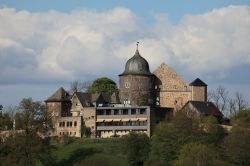 Sababurg, il Castello della Bella Addormentata nel Bosco vicino a Hofgeismar in Germania. Ampliato verso la fine del 1200, il castello divenne un luogo sontuoso di caccia e di allevamento ...