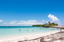 Sabbia bianca, rocce e acqua cristallina a Man O'War Cay, isole Abaco, Bahamas. Poco conosciute in Italia, queste isole delle Bahamas sono un vero paradiso esotico - © Marco Borghini ...