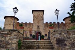 San Casciano in Val di Pesa, provincia di Firenze: il maniero di Gabbiano è una dimora signorile iniziata a costruire fra il XV° e il XVI° secolo - © Simona Bottone / Shutterstock.com ...