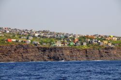La cittadina di São Filipe, capoluogo dell'isola di Fogo, Capo Verde, sorge su una scogliera a picco sull'oceano.
