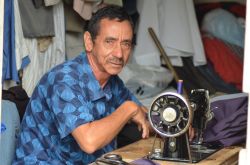 Un sarto alla sua macchina da cucire a pedali nel cuore di Jarabacoa, località nel cuore della Repubblica Dominicana