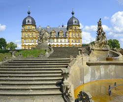 Scalinata al palazzo di Seehof di Bamberga, Germania. Di grande impatto è il parco di 21 ettari in stile rococò abbellito da statue e da una grande fontana a cascata.

