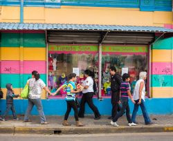 Una tipica scena di strada a San José, Costa Rica. Lo scorcio fotografico di una giornata tradizionale nella capitale con la gente che passeggia per le strade  - © Daniel Korzeniewski ...