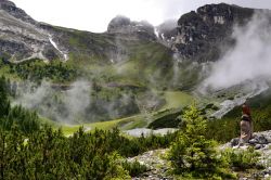 Schlick 2000, Valle dello Stubai: i sentieri lungo i versanti delle montagne del Tirolo conducono a luoghi di una bellezza incantevole, ideali per abbandonarsi alla contemplazione del paesaggio. ...