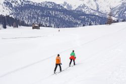 Sci di fondo in inverno nella zona di Braies, Dolomiti - © Barat Roland / Shutterstock.com