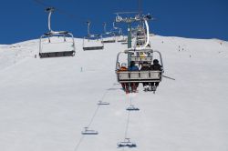 Sciatori sullo skilift nelle Dolomiti, Santa Cristina in Val Gardena (Trentino Alto Adge).
