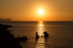 Scogli sul mare di Balestrate, al tramonto in Sicilia, costa nord
