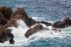 Scogliera rocciosa nell'area di Siggiewi, isola di Malta, Mar Mediterraneo.
