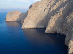 Le scogliere dell'isola di Tilos, Grecia. Un tratto di costa incontanimata vista dall'alto.



