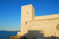 Uno scorcio del castello svevo di Trani affacciato sul mare, Puglia, Italia. Venne edificato nel 1233 sotto il regno di Federico II°.



