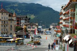 Uno scorcio del centro città di Grindelwald, Svizzera. Qui si trova anche la ferrovia della Jungfrau, linea ferroviaria della Svizzera che per le sue caratteristiche è considerata ...