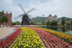 Uno scorcio del parco Huis Ten Bosch di Fukuoka, Giappone. Questo splendido parco a tema si trova nella prefettura di Nagasaki e ricrea una città olandese. Deve il suo nome a una delle ...