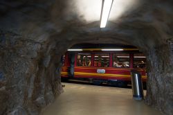 Uno scorcio del treno lungo la tratta dello Jungfrau fotografato da un accesso laterale del tunnel, Grindelwald, Svizzera.
