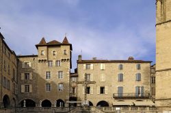 Uno scorcio della piazza principale e degli edifici di Villefranche de Rouergue, Aveyron, Francia.
