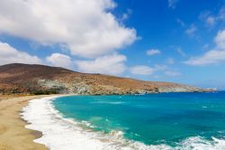 Uno scorcio della suggestiva spiaggia di Kolybithra, Cicladi, Grecia.  E' considerato il tratto di litorale più esotico di tutta l'isola.
