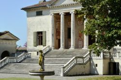 Scorcio della villa costruita dal Palladio a Fratta Polesine: Villa Badoer,provincia di Rovigo, Veneto - © NG8 / Shutterstock.com