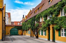 Scorcio delle più antiche case popolari del mondo a Augusta, Germania: si tratta del Fuggerei, ancora oggi una sorta di piccola città indipendente medievale - © KH-Pictures ...