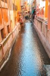 Scorcio di un canale nel centro di Bologna, Emilia-Romagna. Il sistema dei canali venne creato  per collegare la città con il fiume Po e per fornire acqua e energia meccanica agli ...