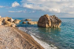 Scorcio di una spiaggia ghiaiosa a Pissouri, isola di Cipro. Le acque cristalline di questo angolo di territorio sono perfette per gli appassionati di immersioni.



