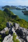 Uno scorcio panoramico sull'Ang Thong National Marine Park, Thailandia. L'arcipelago interessa un'area di circa 250 km quadrati e tutte le isole che lo compongono sono disabitate.
 ...