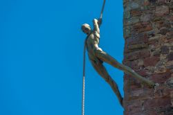 Scultura al castello della Napoule a Mandelieu-la-Napoule, Francia. Dal 1947 è monumento storico francese - © Juergen Wackenhut / Shutterstock.com