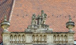 Particolare della scultura alloggiata sul tetto di un palazzo nella città ungherese di Szekesfehervar.

