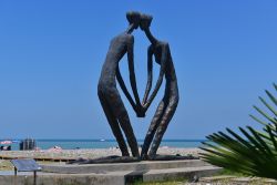 La scultura "First love" di Irakli Tsuladze a Batumi, Georgia. Realizzata in bronzo e metallo, quest'opera d'arte è collocata sul viale Batumi - © Vahan Abrahamyan ...