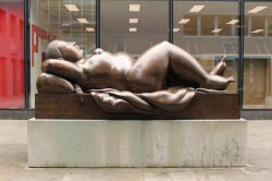 Scultura in bronzo di una donna sdraiata a Vaduz, Liechtenstein. Si trova vicino al museo d'arte della città (Kunstmuseum Liechtenstein) ed è stata realizzata dall'artista ...