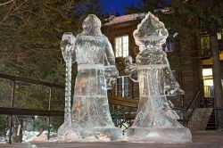 Sculture di ghiaccio proveniente dal Lago Baikal posizionate nelle strade di Irkutsk, in Siberia, in occasione delle feste natalizie.
