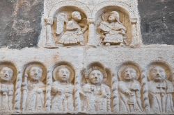Sculture di marmo decorano la facciata di un edificio religioso a Rutigliano, Puglia.
