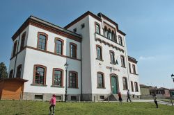 La scuola di Crespi d'Adda, che educò generazioni di operai - il villaggio di Crespi d'Adda fu arricchito dalla presenza di un istituto scolastico nel 1892, all'interno del ...