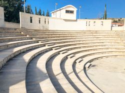 Sedute di un anfiteatro nel villaggio di Pissouri, Cipro. Siamo sul litorale meridionale dell'isola, a pochi chilometri di distanza dalla baia di Capo Aspro.

