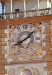 Segni del tempo a Mikulov, Repubblica Ceca. Il quadrante dell'orologio di una torre cittadina usurato dal trascorrere del tempo
