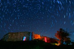 Sentiero di stelle sopra una casa di campagna a Palazzolo Acreide, Sicilia - © 340335542 / Shutterstock.com