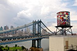 Water tower a Brooklyn: questo serbatoio d'acqua è stto trasformato in una scultura da Tom Fruin un artista di Brooklyn. Illuminata di notte è diventato un simbolo a fianco ...