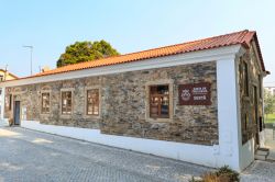 Serta, Portogallo: un restaurato edificio in pietra ospita oggi un museo etnografico - © ribeiroantonio / Shutterstock.com