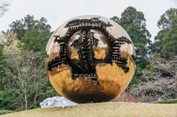 Opere all'Hakone Open Air Museum, Giappone - Fra le creazioni artistiche ospitate al museo open air di Hakone spicca questa grande sfera in bronzo che ne racchiude al suo interno un'altra ...