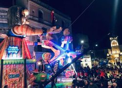 Sfilata dei carri al Carnevale Aradeino in Puglia - © sito ufficiale